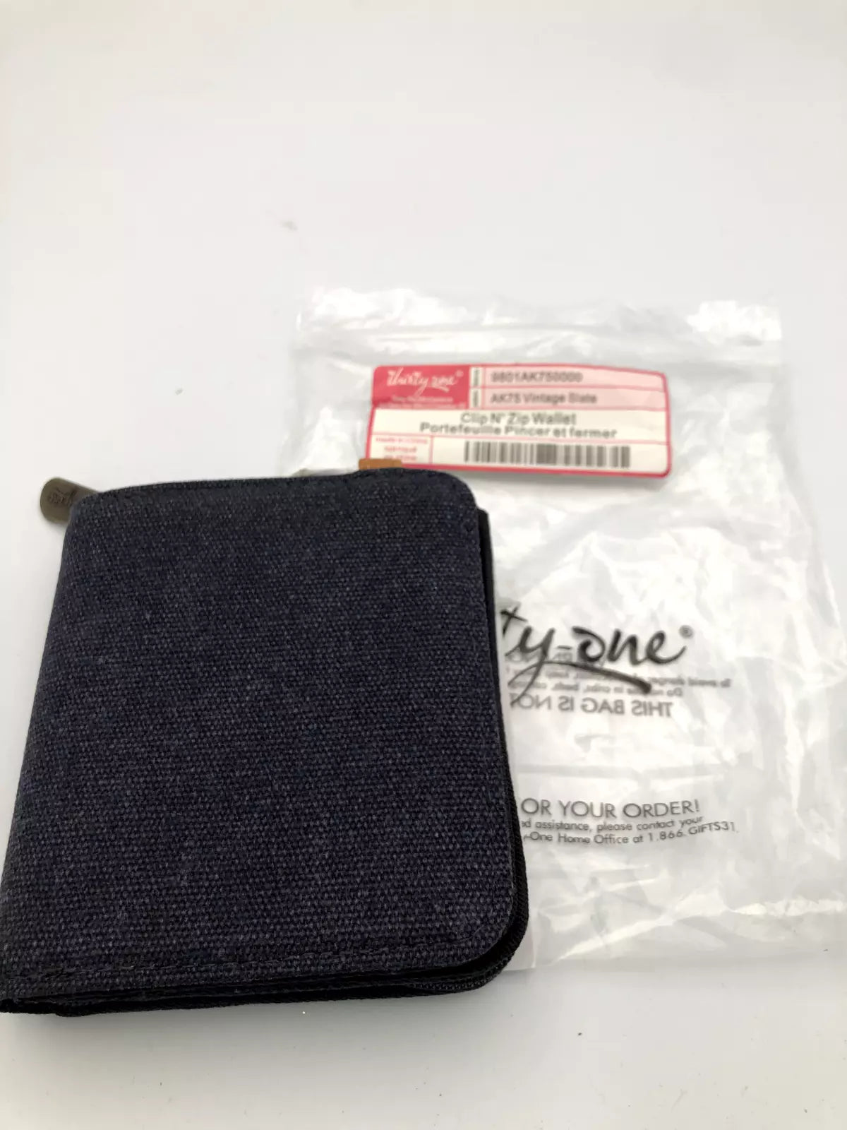 THIRTY-ONE CLIP N' ZIP WALLET